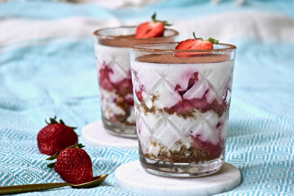Frisches Erdbeer-Tiramisu im Glas | vegan, zuckerfrei, fettarm